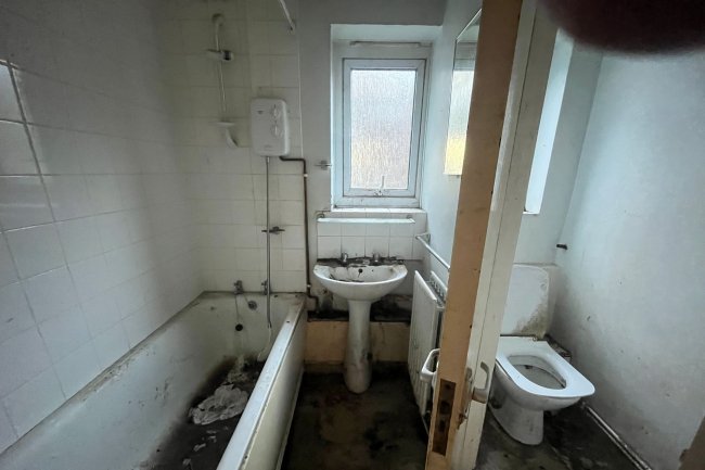 Flat 15, Vine Court, Burwood Road, Hersham, KT12 4AQ 69