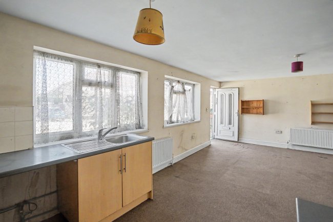 32 32A & 32B Gosden Road, Littlehampton, BN17 6DY 6