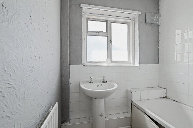 32 32A & 32B Gosden Road, Littlehampton, BN17 6DY 6