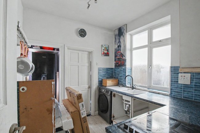 6a St Edwards Way, Romford, RM1 4DD 9