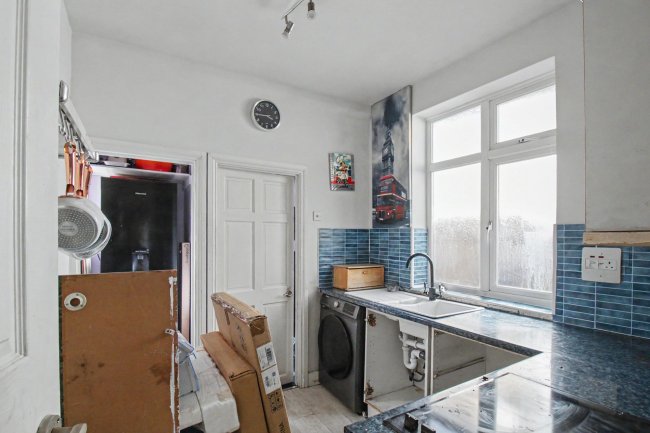 6a St Edwards Way, Romford, RM1 4DD 9