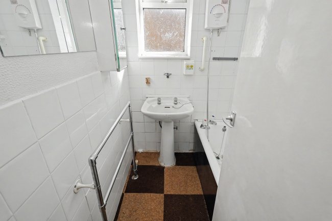271 Lords Wood Lane, Chatham, Kent, ME5 8JU 9