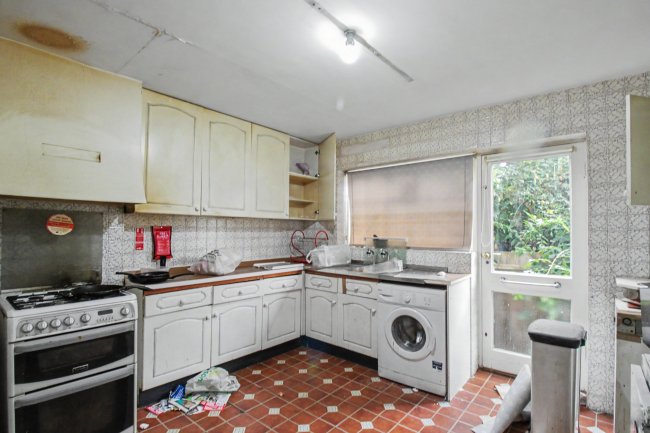 8 Lyndhurst Rise, Chigwell, Essex, IG7 5BA 7