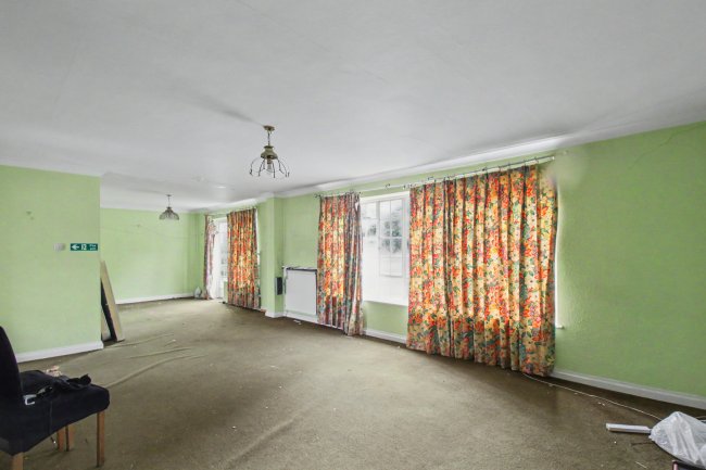 8 Lyndhurst Rise, Chigwell, Essex, IG7 5BA 7