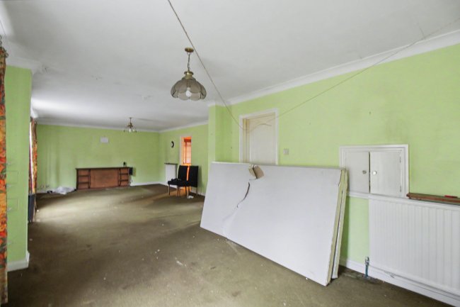 8 Lyndhurst Rise, Chigwell, Essex, IG7 5BA 7