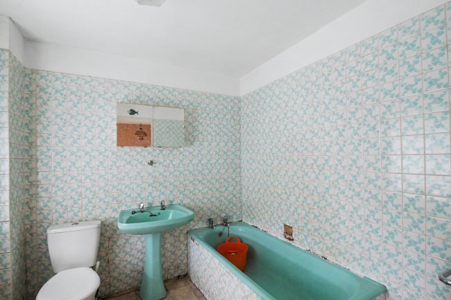 8 Lyndhurst Rise, Chigwell, Essex, IG7 5BA 7