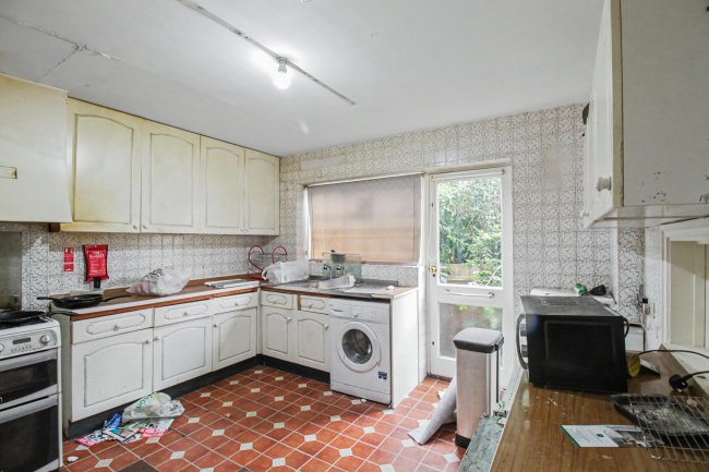 8 Lyndhurst Rise, Chigwell, Essex, IG7 5BA 7