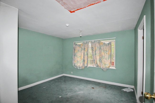 8 Lyndhurst Rise, Chigwell, Essex, IG7 5BA 7