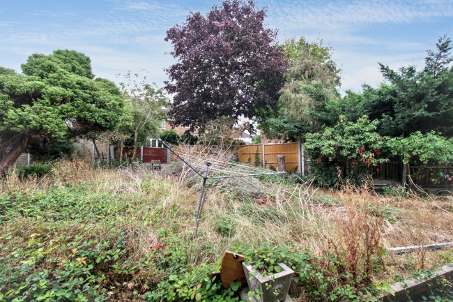 8 Lyndhurst Rise, Chigwell, Essex, IG7 5BA 7