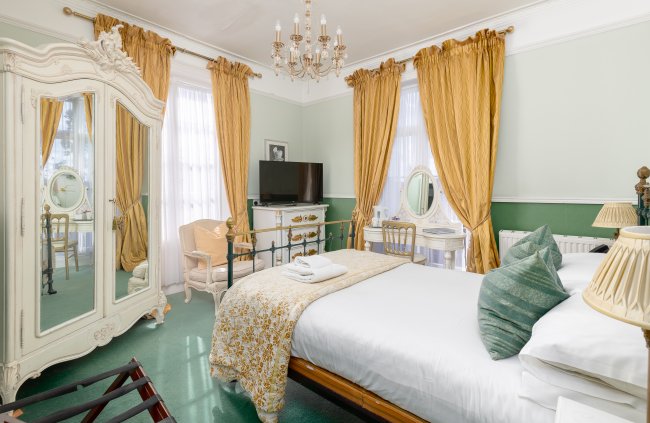 Albert Cottage Hotel, York Avenue, East Cowes, Isle of Wight PO32 6BD 7