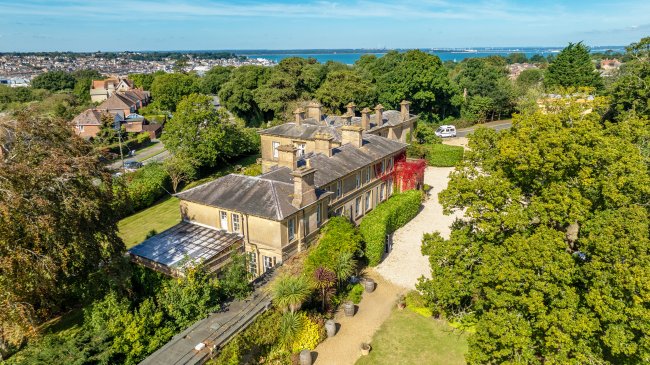 Albert Cottage Hotel, York Avenue, East Cowes, Isle of Wight PO32 6BD 7