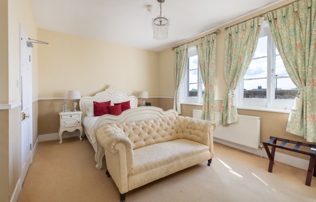 Albert Cottage Hotel, York Avenue, East Cowes, Isle of Wight PO32 6BD 7
