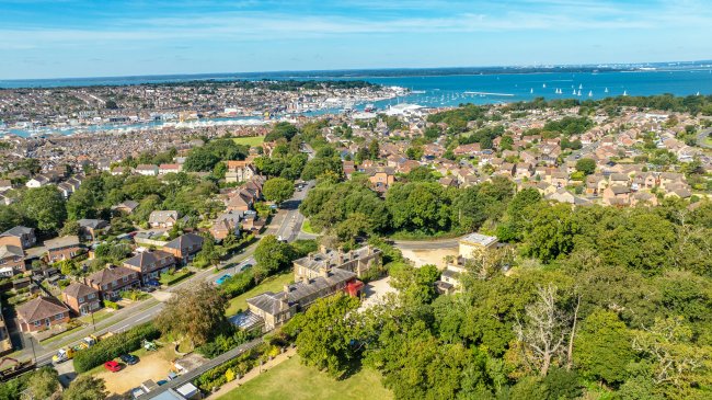 Albert Cottage Hotel, York Avenue, East Cowes, Isle of Wight PO32 6BD 7