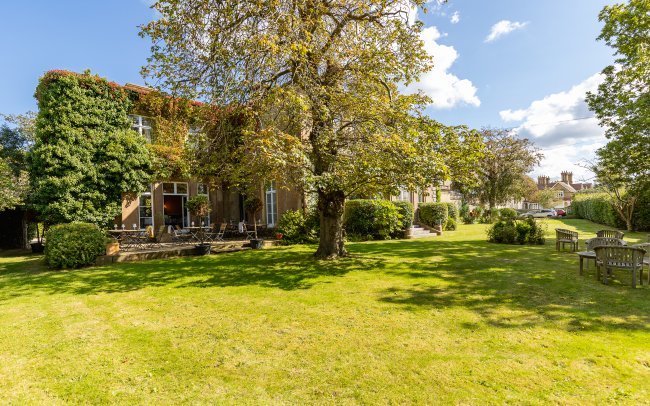 Albert Cottage Hotel, York Avenue, East Cowes, Isle of Wight PO32 6BD 7