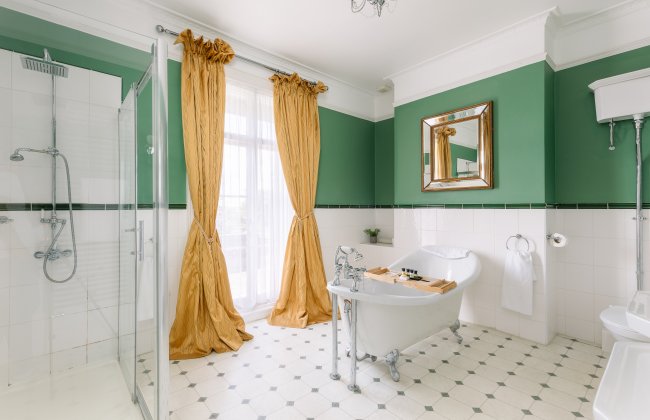 Albert Cottage Hotel, York Avenue, East Cowes, Isle of Wight PO32 6BD 7