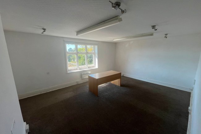 29 Station Road, New Milton, Hampshire BH25 6HR 2