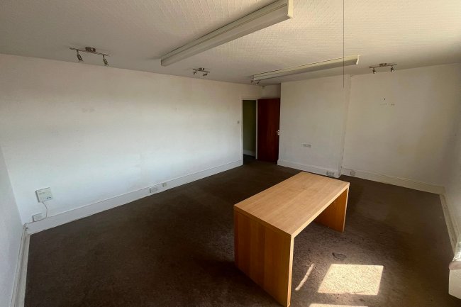29 Station Road, New Milton, Hampshire BH25 6HR 2