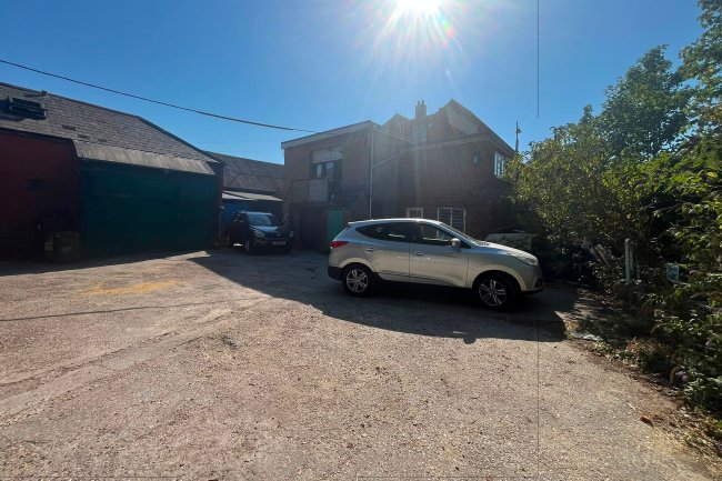 29 Station Road, New Milton, Hampshire BH25 6HR 2