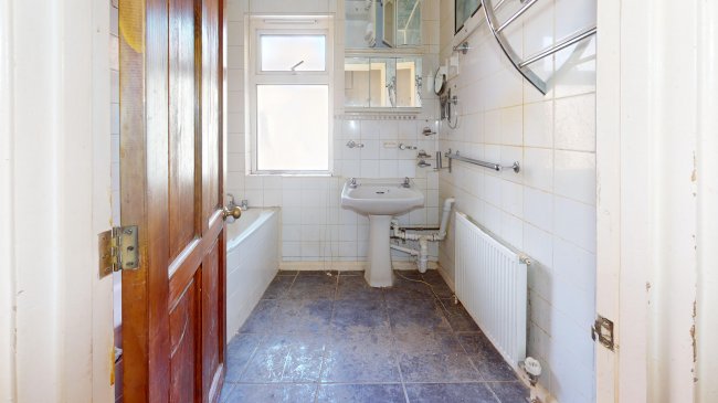 Flat 2, 10 Whitestile Road, Brentford, TW8 9NJ 2