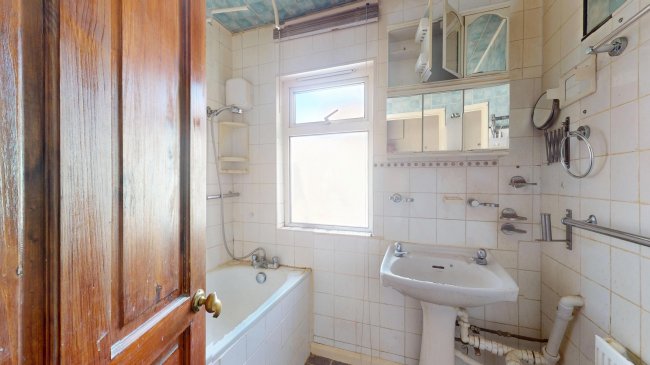 Flat 2, 10 Whitestile Road, Brentford, TW8 9NJ 2