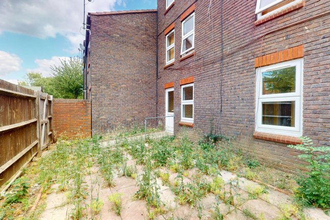 12 Aspen Green, Erith, DA18 4HY 3