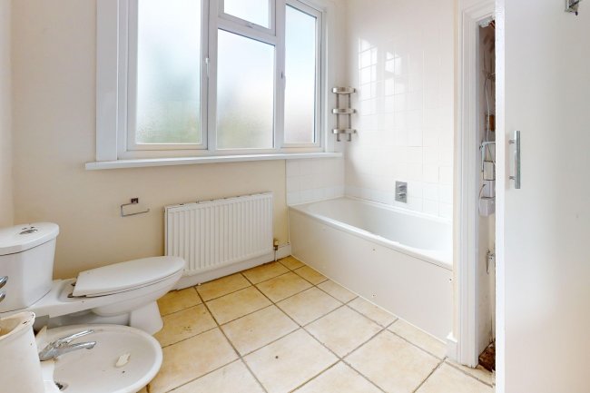 Flat B, 9 Gainsborough Road, North Finchley, London, N12 8AA 1