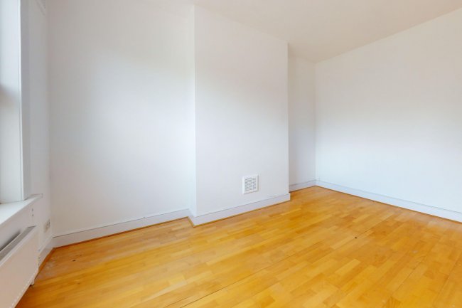 Flat B, 9 Gainsborough Road, North Finchley, London, N12 8AA 1