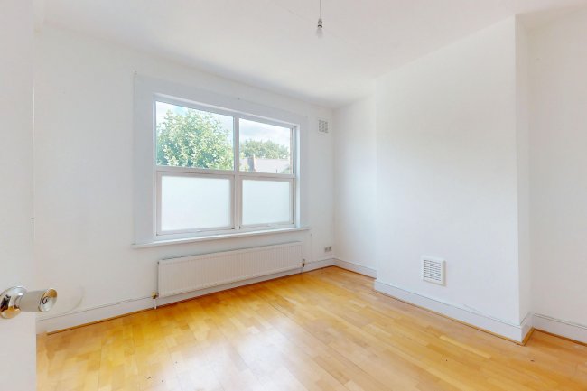 Flat B, 9 Gainsborough Road, North Finchley, London, N12 8AA 1