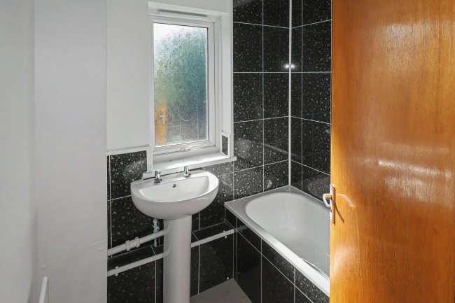 32 Shelley Grove, Bradford, West Yorkshire, BD8 0JZ 8