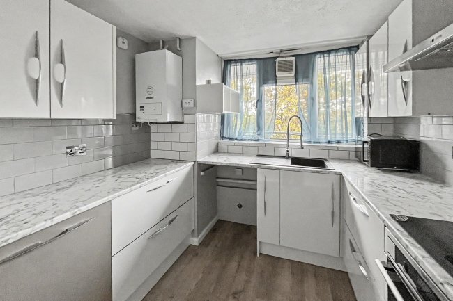 242 Longheath Gardens, Croydon CR0 7TY 1