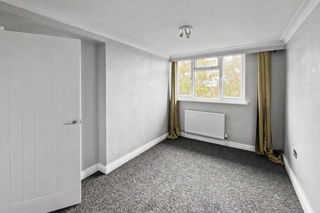 242 Longheath Gardens, Croydon CR0 7TY 1