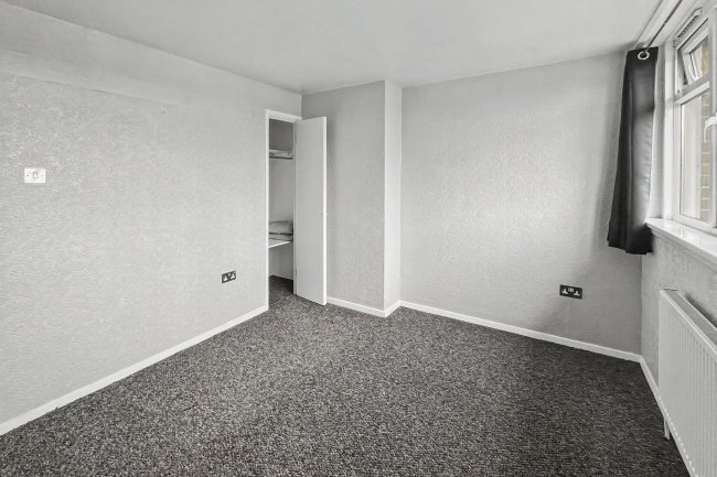 242 Longheath Gardens, Croydon CR0 7TY 1