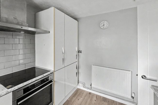 242 Longheath Gardens, Croydon CR0 7TY 1