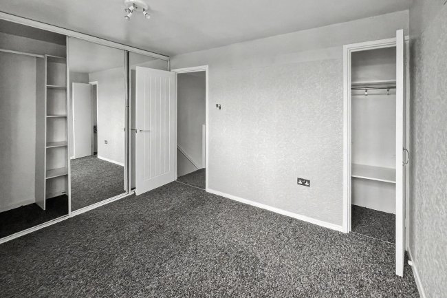 242 Longheath Gardens, Croydon CR0 7TY 1