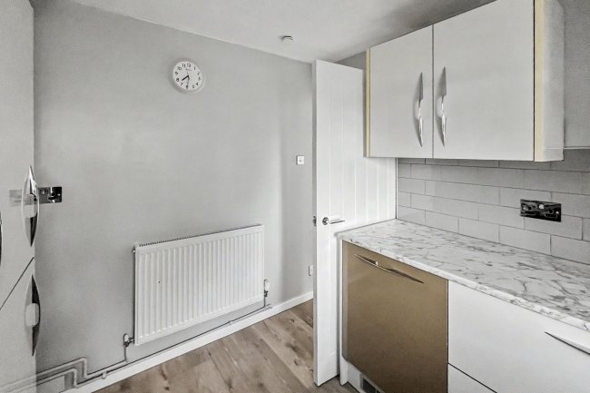 242 Longheath Gardens, Croydon CR0 7TY 1