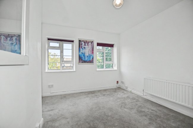 18 Halliwell Court, Barry Road, East Dulwich, London SE22 0HS 3