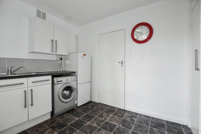 18 Halliwell Court, Barry Road, East Dulwich, London SE22 0HS 3