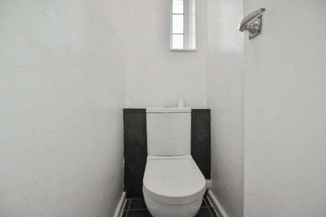 18 Halliwell Court, Barry Road, East Dulwich, London SE22 0HS 3