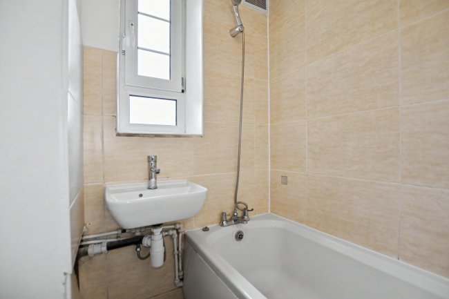 18 Halliwell Court, Barry Road, East Dulwich, London SE22 0HS 3