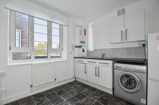 18 Halliwell Court, Barry Road, East Dulwich, London SE22 0HS 3