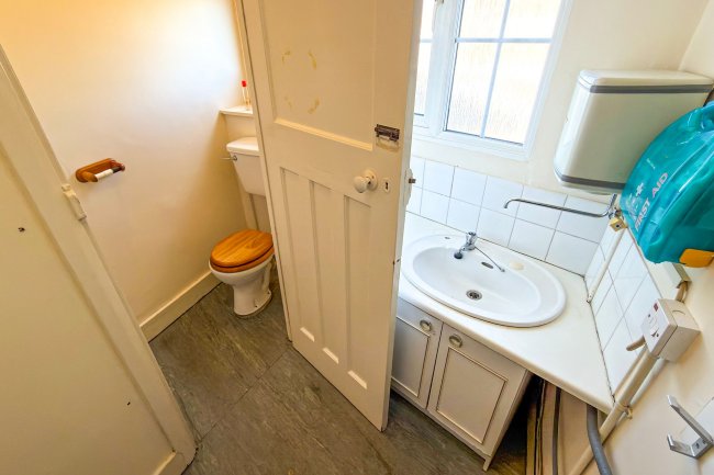 162 & 164 Central Rd, Worcester Park, KT4 8HQ 3