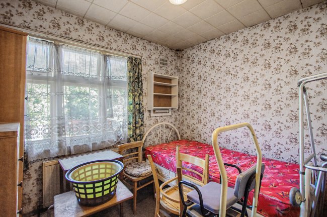 6 Grove Gardens, Enfield, EN3 5PG 4