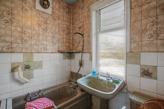 6 Grove Gardens, Enfield, EN3 5PG 4
