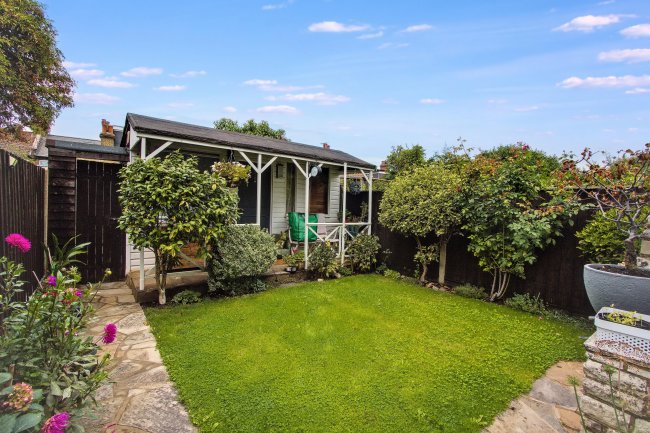 4 Huntingdon Road, East Finchley, London, N2 9DU 7