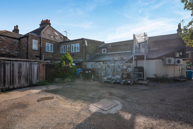 10 High Street, Datchet SL3 9EA 5