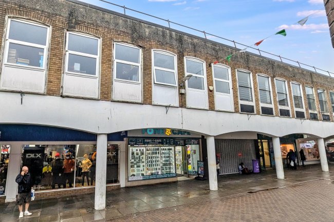 17 Red Street, Carmarthen, Dyfed, SA31 1QL 6