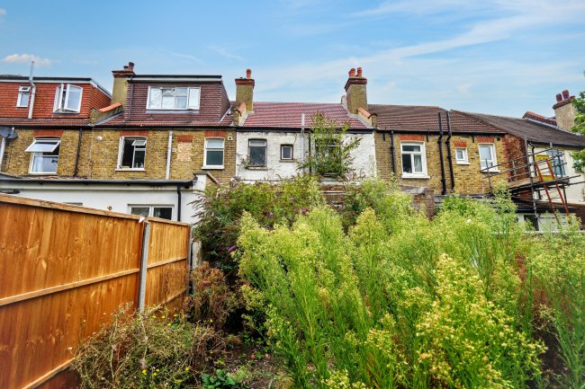 22 Vectis Road, Tooting, London SW17 9RG 8