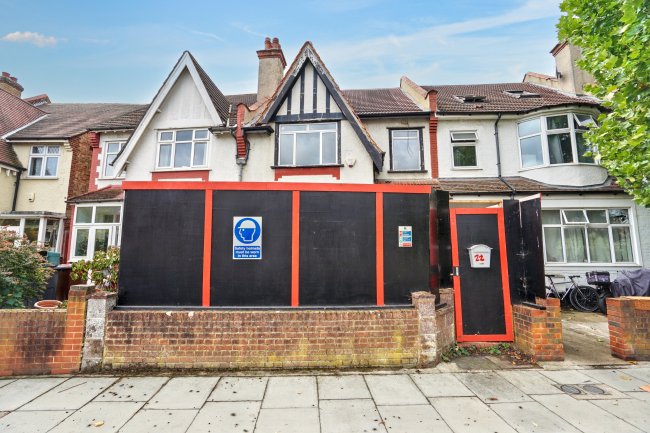 22 Vectis Road, Tooting, London SW17 9RG 8