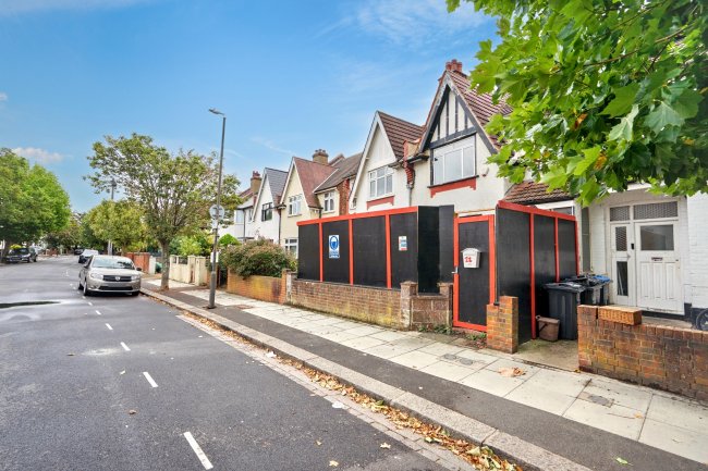 22 Vectis Road, Tooting, London SW17 9RG 8