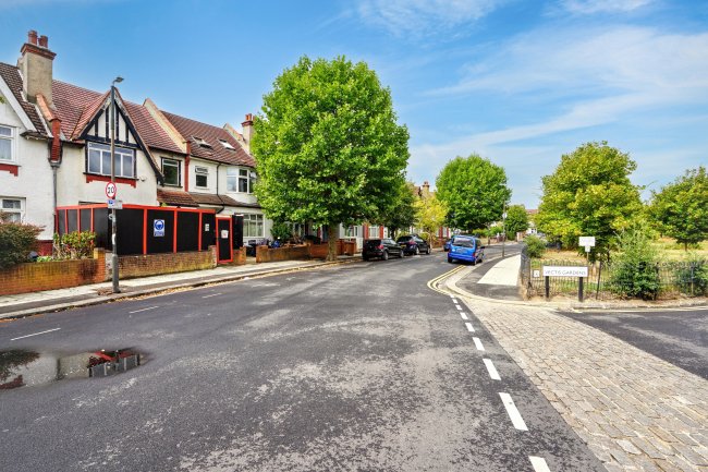 22 Vectis Road, Tooting, London SW17 9RG 8